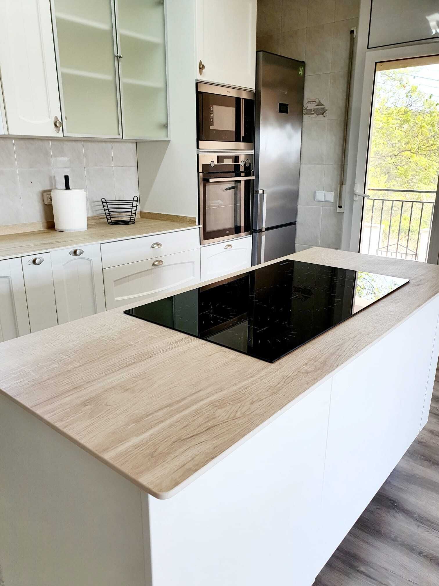 Een microgolfoven, een oven, een kookplaat, een vaatwasser