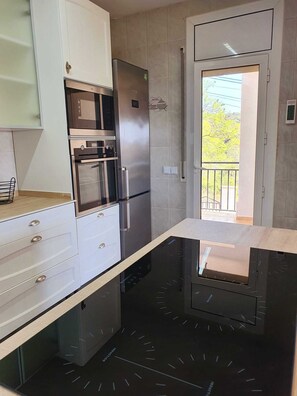 Microondas, horno, placa de cocina y lavavajillas