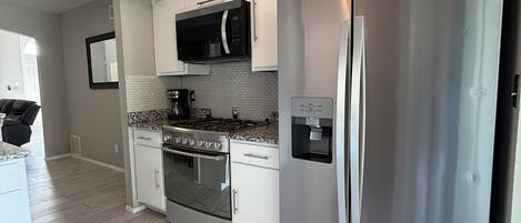 Micro-ondes, four, plaque de cuisson, lave-vaisselle