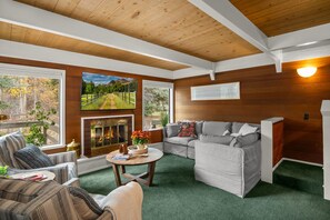 A cozy living room with a fireplace, a sofa, and a coffee table. - Charming 4 Bedroom Sun Valley Condo next to Sun Valley Lake (Sun Valley)