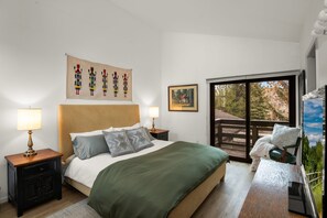 4 bedrooms, iron/ironing board, WiFi, bed sheets - Charming 4 Bedroom Sun Valley Condo next to Sun Valley Lake (Sun Valley)
