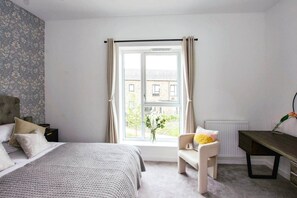 2 slaapkamers, een strijkplank/strijkijzer, gratis wifi, beddengoed