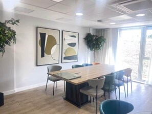 Interior - HomiHost-Apricot House (Birmingham)