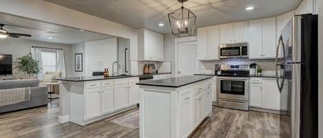 Microondas, horno, parrilla de estufa y lavavajillas