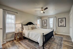 3 habitaciones, tabla de planchar con plancha, wifi y ropa de cama 