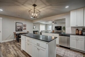 Microondas, horno, parrilla de estufa y lavavajillas 