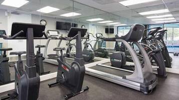 Ein Fitnessstudio mit Ergometer, Laufbändern und Trainingsgeräten.