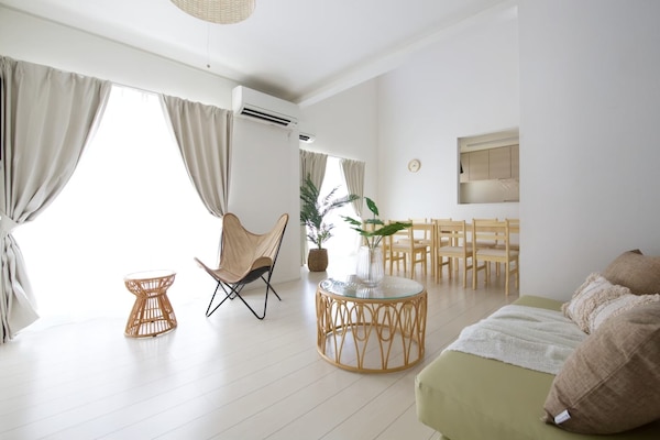 Cortinas blackout, tabla de planchar con plancha y wifi gratis