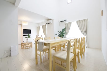 Cortinas blackout, tabla de planchar con plancha y wifi gratis