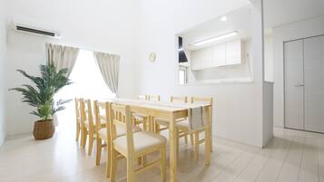 Apartment | Blackout drapes, iron/ironing board, free WiFi