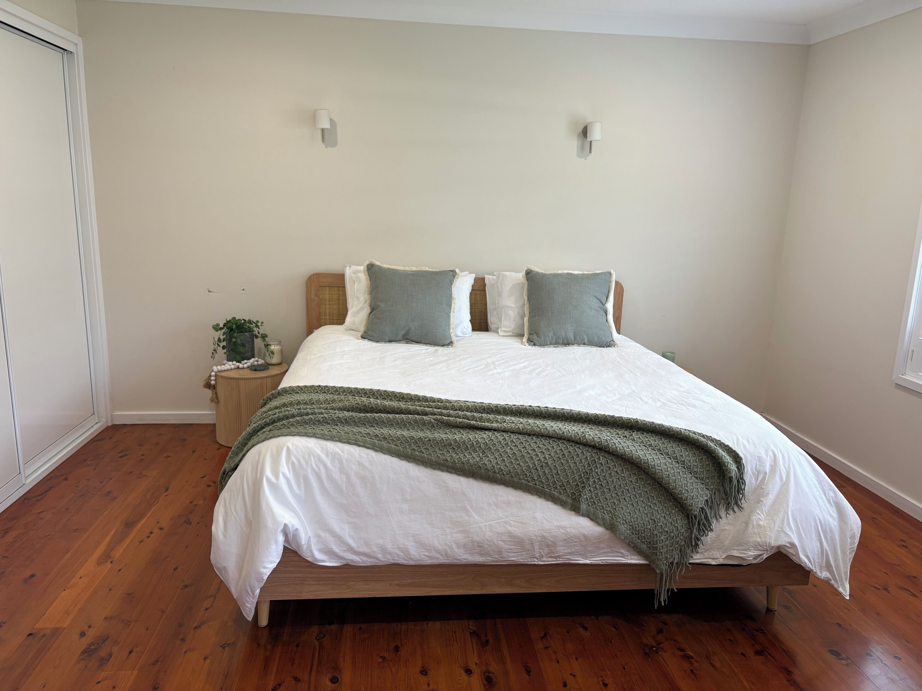 4 bedrooms, iron/ironing board, WiFi, bed sheets
