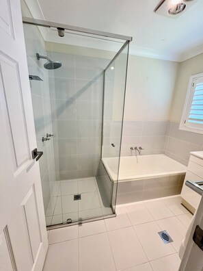 Shower, towels, soap, toilet paper - Catalina's at Corlette, steps to the beach (Corlette)