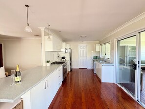 Fridge, microwave, oven, stovetop - Catalina's at Corlette, steps to the beach (Corlette)
