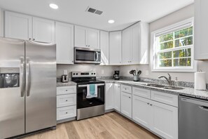 Fridge, microwave, oven, stovetop - Stylish 6 bd/4.2bth Duplex, Charming Location Near the Action! (Kannapolis)