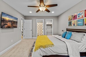 6 bedrooms, desk, iron/ironing board, travel crib