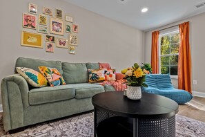 Smart TV - Stylish 6 bd/4.2bth Duplex, Charming Location Near the Action! (Kannapolis)