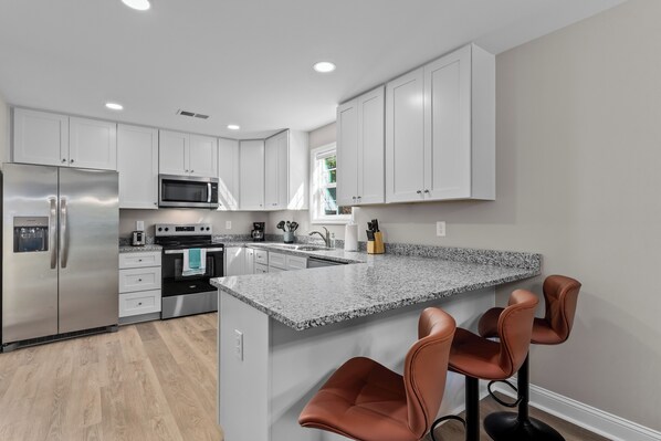 Fridge, microwave, oven, stovetop - Stylish 6 bd/4.2bth Duplex, Charming Location Near the Action! (Kannapolis)