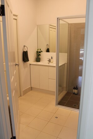 تجهيزات دش، مجففات شعر، مناشف، صابون