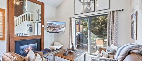 TV connectée, cheminée, écrans d'ordinateur