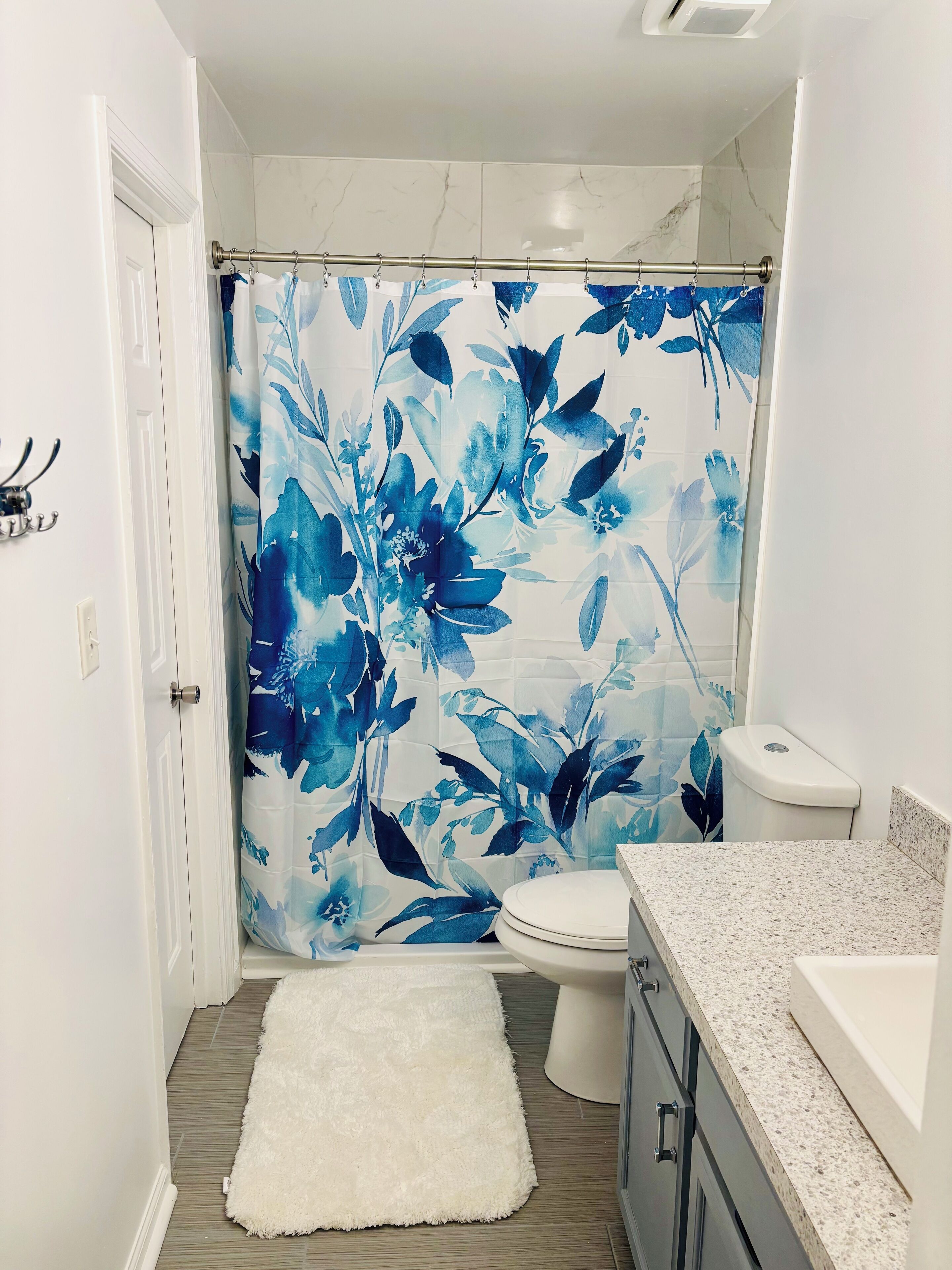 Regadera, secadora de cabello, toallas, jabón 