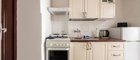 Een koelkast, een kookplaat, een koffiezetapparaat/waterkoker