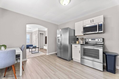 Modern Downtown Getaway 1 Queen Bed 1 Bath 65` TV