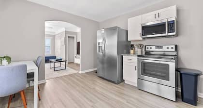 Modern Downtown Getaway 1 Queen Bed 1 Bath 65` TV