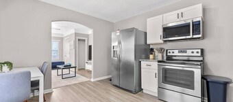 Modern Downtown Getaway 1 Queen Bed 1 Bath 65` TV