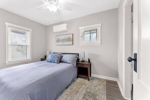 WiFi, bed sheets - Modern Downtown Getaway 1 Queen Bed 1 Bath 65` TV (Wyandotte)