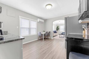 Interior - Modern Downtown Getaway 1 Queen Bed 1 Bath 65` TV (Wyandotte)