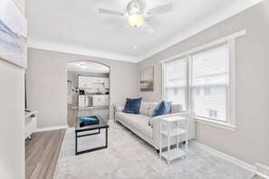 TV - Modern Downtown Getaway 1 Queen Bed 1 Bath 65` TV (Wyandotte)