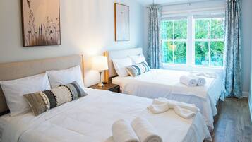 3 bedrooms, desk, iron/ironing board, travel crib