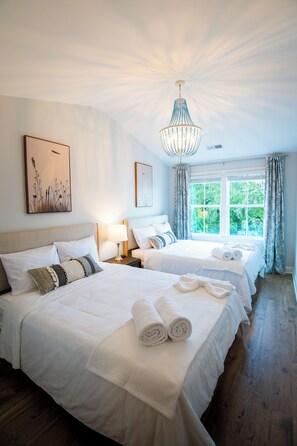 3 bedrooms, desk, iron/ironing board, travel crib