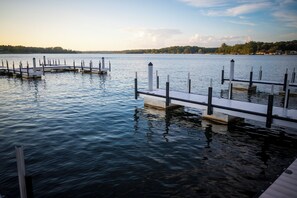 Marina - Lakefront 2 King, Coffee Bar, On Site Bar & Grill, Public Dock, Kayak Rentals (Greenwood)