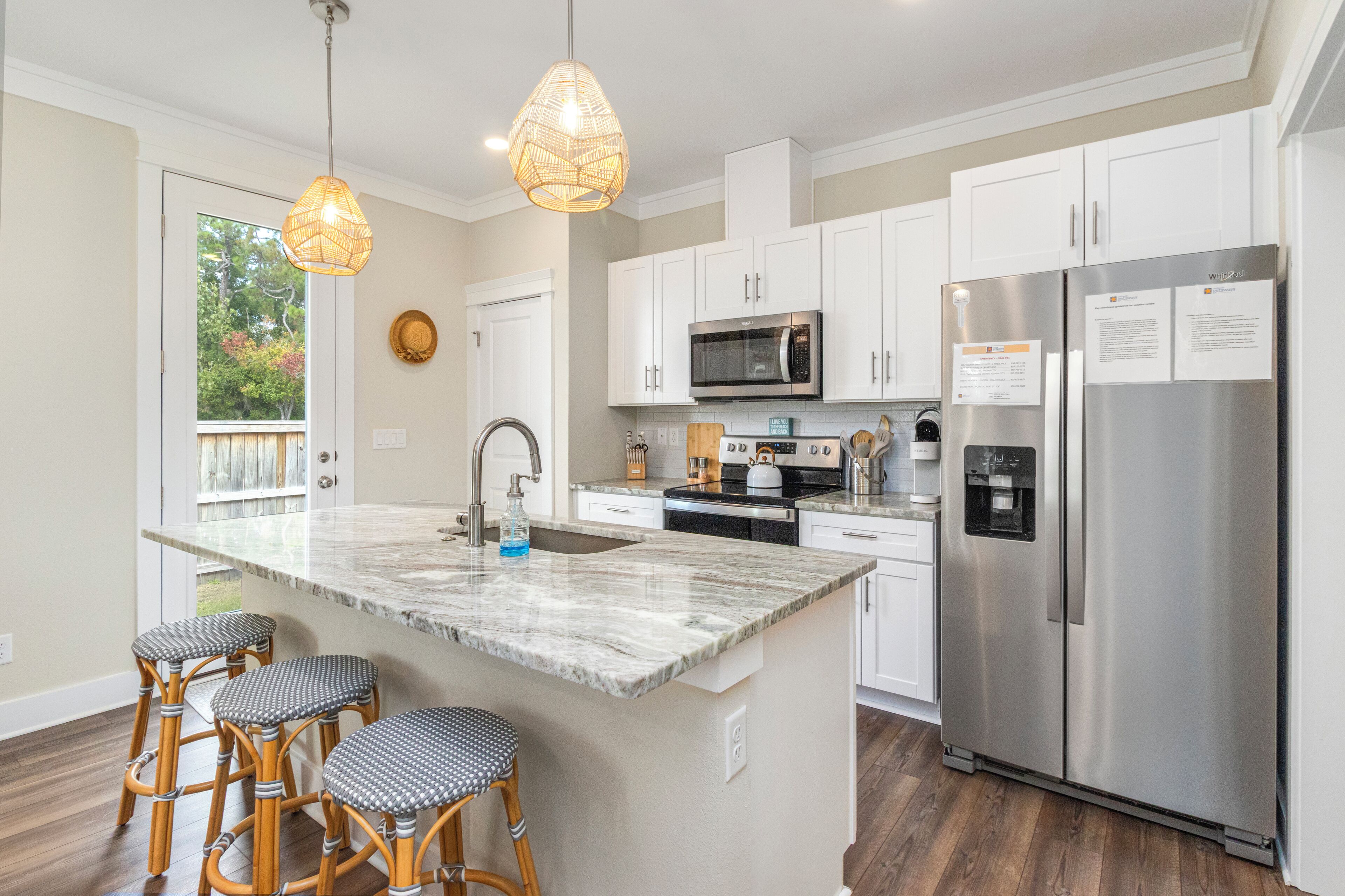 Frigorifero, microonde, forno, piano cottura