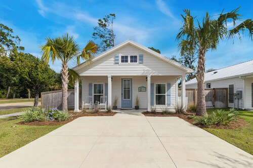 Simple Pleasures, 2BD cottage, walk to restaurants, shops, St. Joe Bay! Private pool, pet friendly!