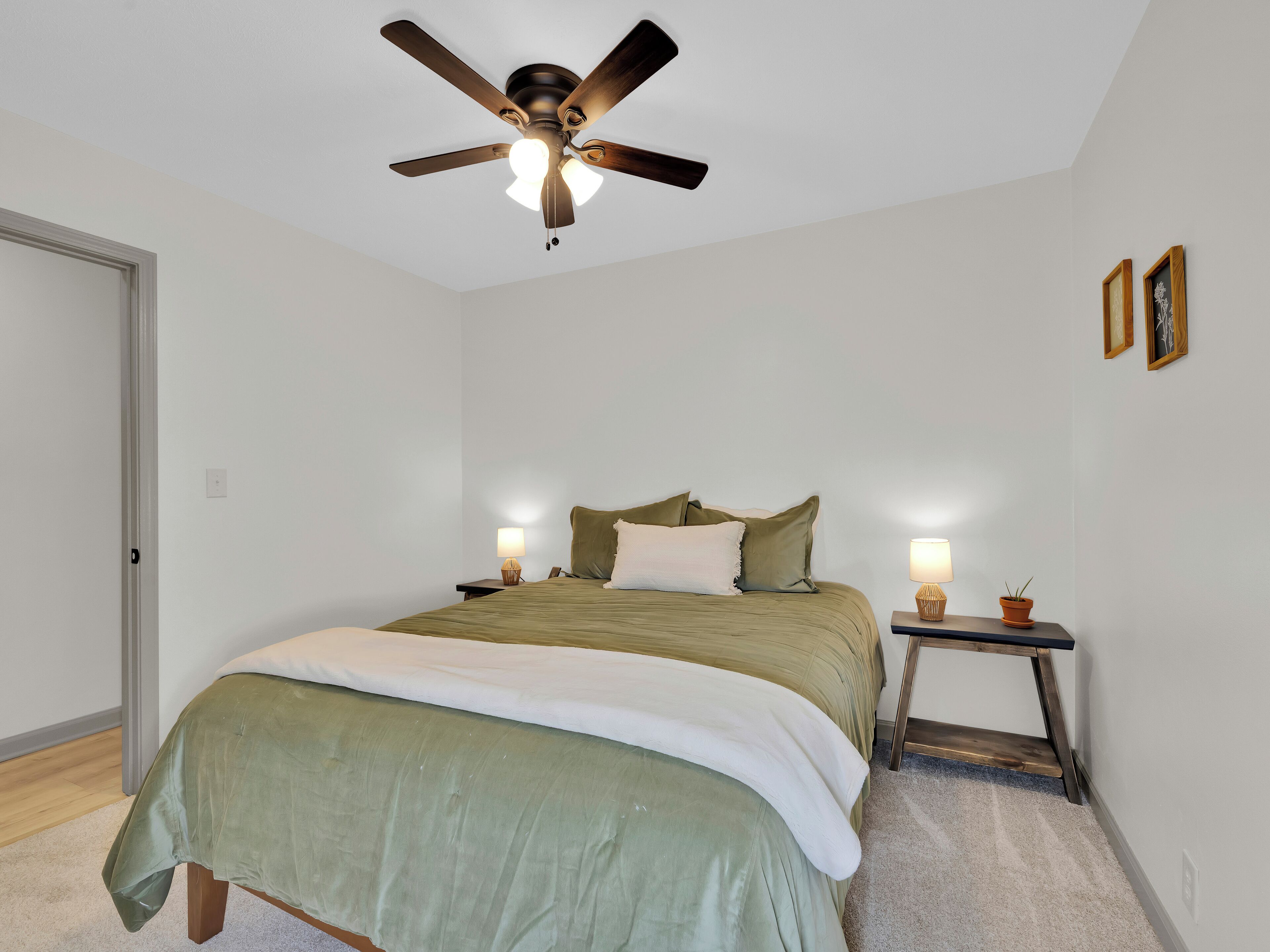 3 室のベッドルーム、WiFi (無料)、ベッドシーツ