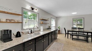 Private kitchen - Fantastic 3-bedroom home near great trails in Bella Vista (Bella Vista)