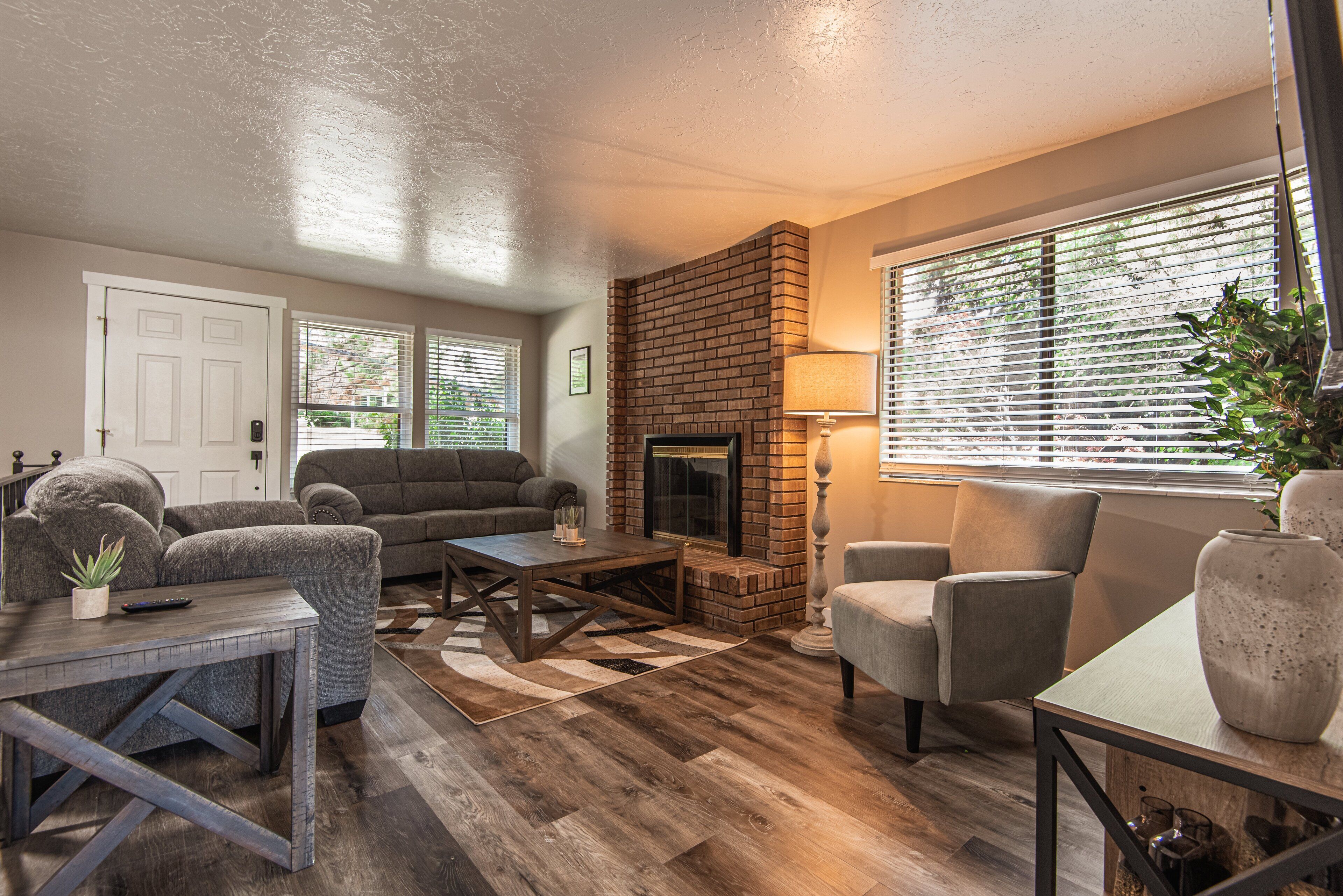 智能电视、壁炉、桌上足球