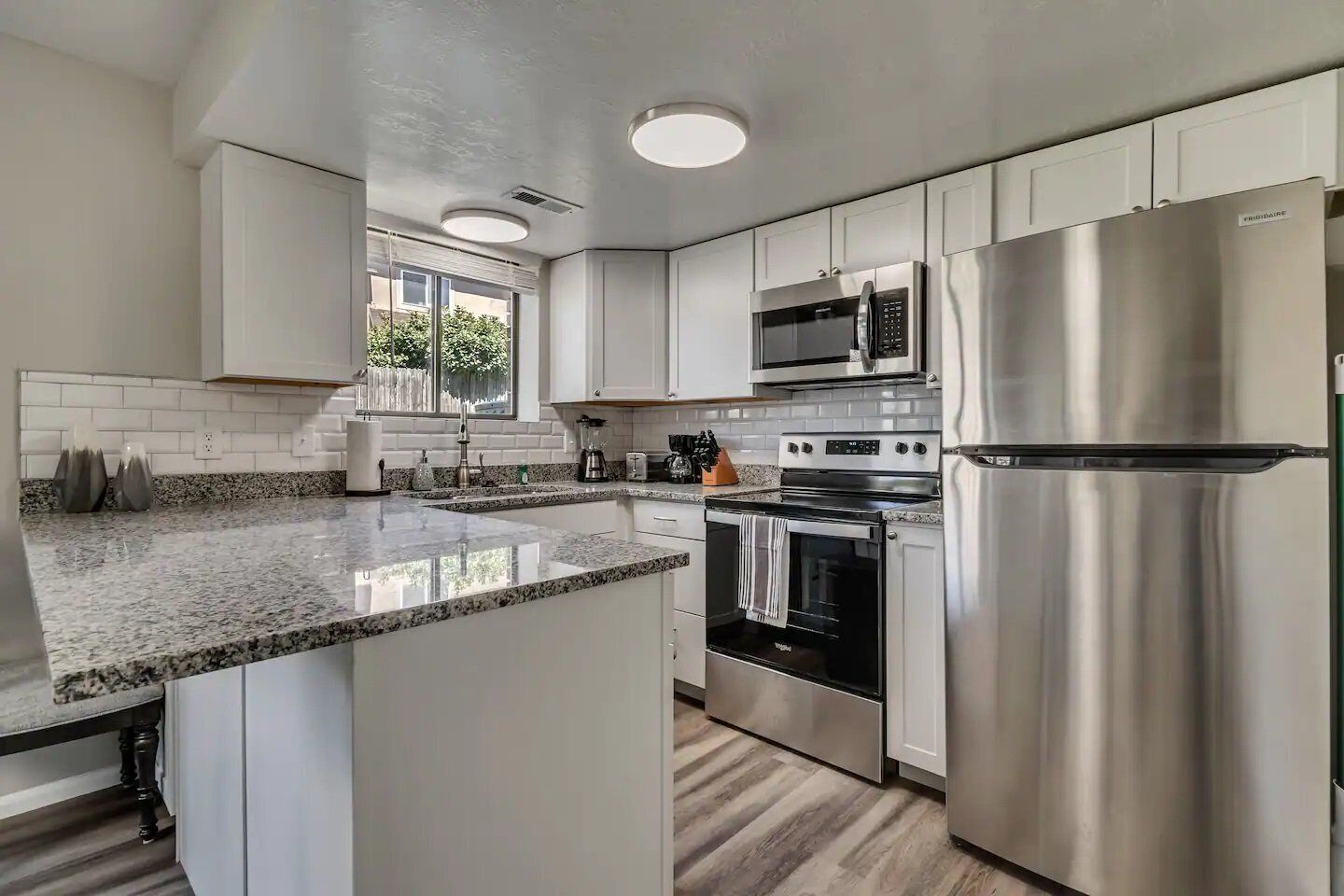 ثلاجة، ميكروويف، فرن، موقد طهي مسطح