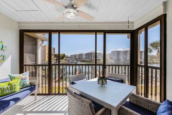 Dining - Charming Walkable 1BR condo with Canal View and Heated Pool (Fort Myers Beach)