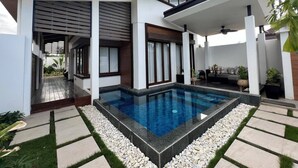 A modern house with a swimming pool, a covered patio, and a garden area. - Brio De Agoho (Candelaria)
