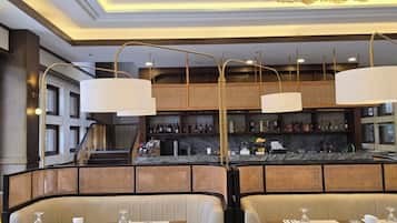 2 restaurants, breakfast served