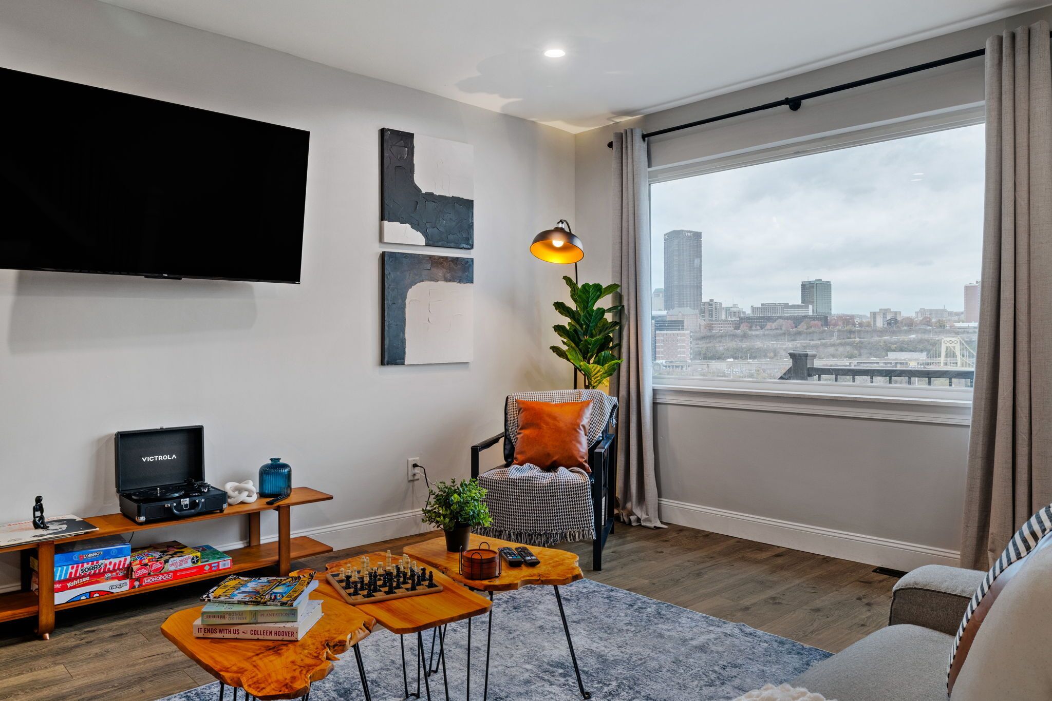 Smart-TV, bøker og stereoanlegg