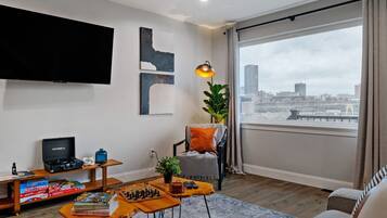 Smart TV, books, stereo