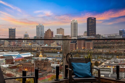 Modern 3BR Skyline Retreat w/ Rooftop Deck + Free Parking + Views