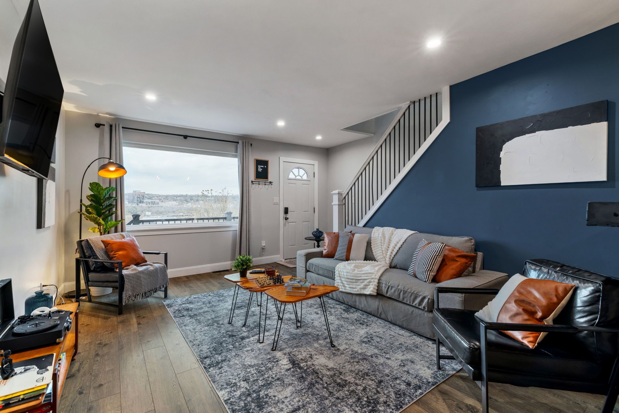 Smart TV, books, stereo