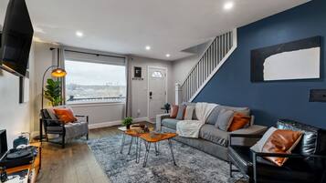 Smart TV, books, stereo