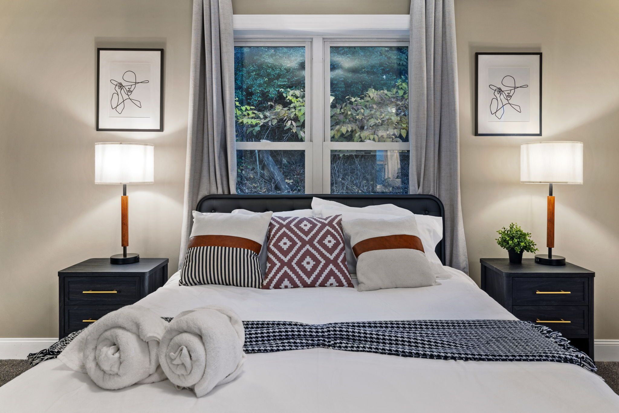 3 chambres, bureau, fer et planche à repasser, lit parapluie