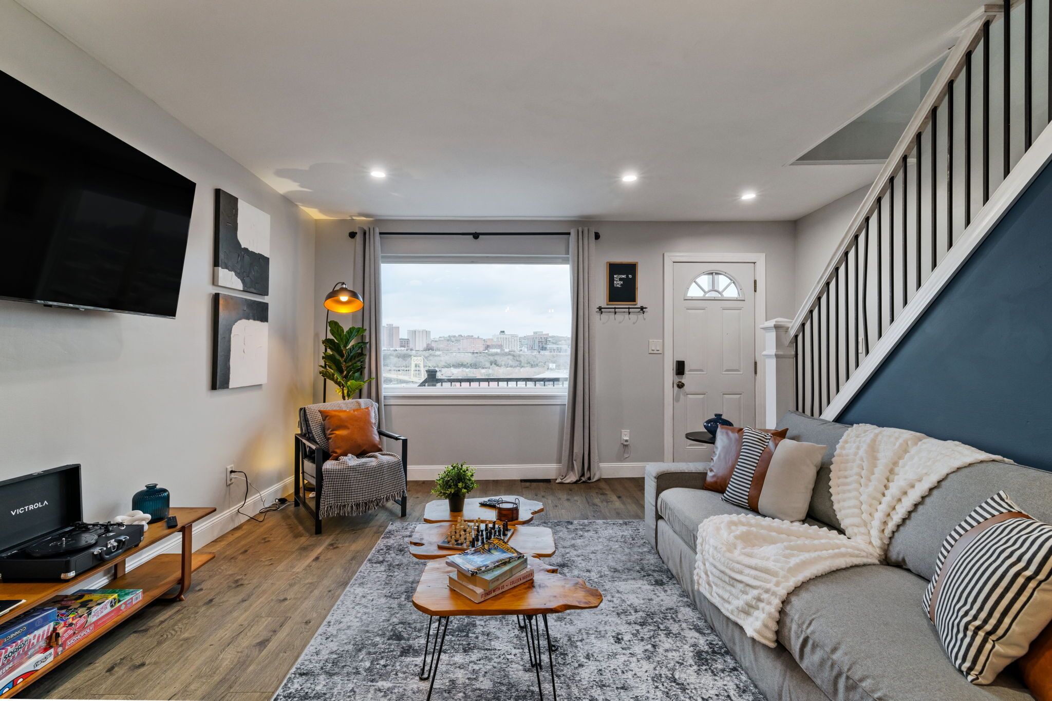 Smart TV, libros y estéreo 